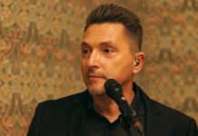 Ákos karácsonyi kiadvánnyal jelentkezett